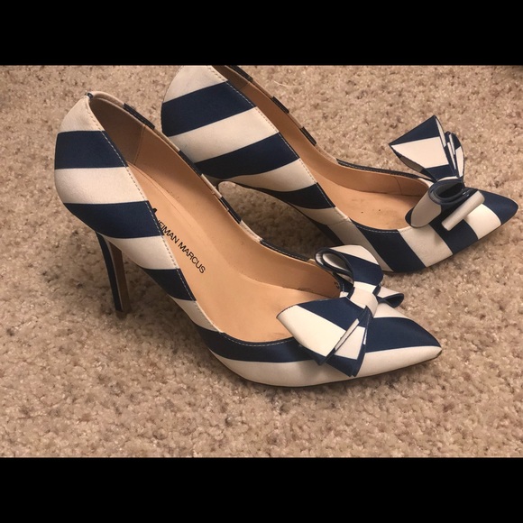 Gorgeous Neiman Marcus  bow heels - Picture 2 of 2